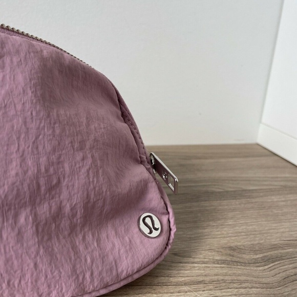 Lululemon Everywhere Belt Bag 1L Pink Taupe New - Picture 6 of 8